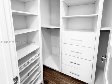 Beautiful and spacious residence located in one of the most - photo 22