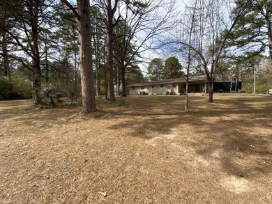 BEAUTIFUL LARGE CORNER PROPERTY!!! This well maintained brick - photo 29