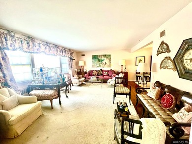 Beautiful center hall colonial situated on a 100 x 80 corner lot - photo 2
