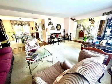 Beautiful center hall colonial situated on a 100 x 80 corner lot - photo 3
