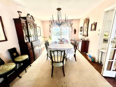Beautiful center hall colonial situated on a 100 x 80 corner lot - photo 4