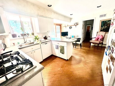 Beautiful center hall colonial situated on a 100 x 80 corner lot - photo 5