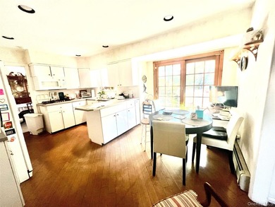 Beautiful center hall colonial situated on a 100 x 80 corner lot - photo 6