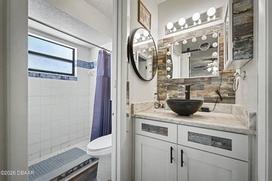 Beautifully updated 3bd, 2ba residence w/ a 2-car garage - photo 24