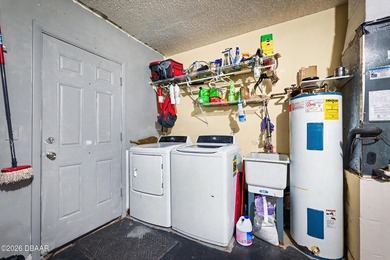 Beautifully updated 3bd, 2ba residence w/ a 2-car garage - photo 33