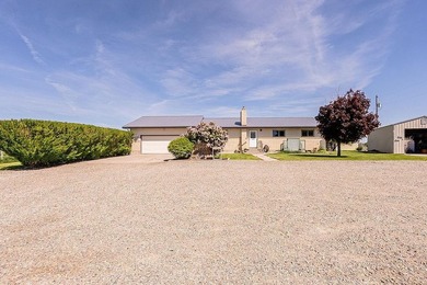 Rare hobby homestead backing to Seagull Bay! Situated on 5 - photo 2
