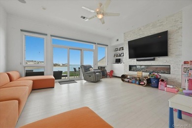 Experience breathtaking, million-dollar panoramic waterfront - photo 13