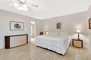 Light, Bright & Beautiful! Welcome to this spacious and stylish - photo 2
