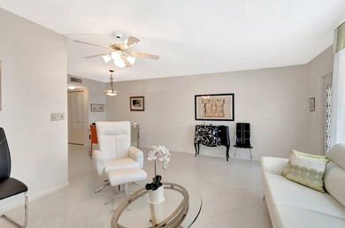 Light, Bright & Beautiful! Welcome to this spacious and stylish - photo 5
