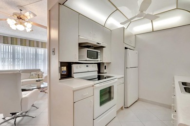 Light, Bright & Beautiful! Welcome to this spacious and stylish - photo 10