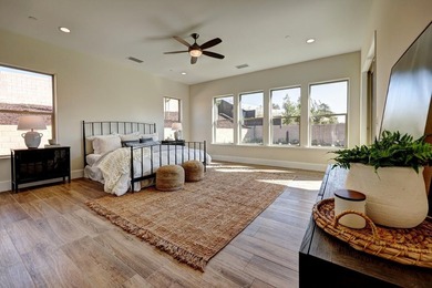 Country Club living with a Hollywood backyard! Gated Villa - photo 24