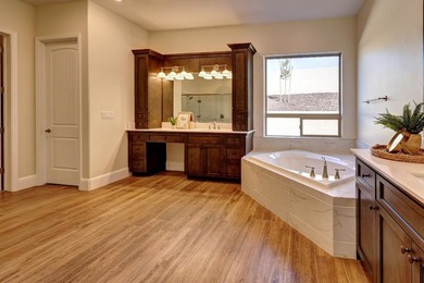 Country Club living with a Hollywood backyard! Gated Villa - photo 29