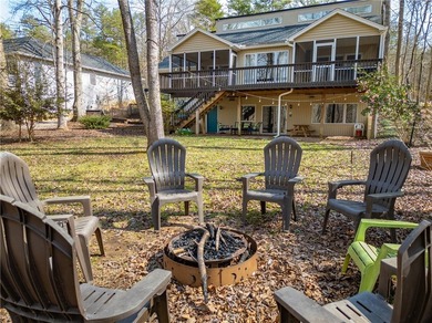 Lakefront on a quite cove on Hartwell with a dock in place, and - photo 39