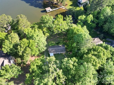 Beautiful waterfront retreat on Lake Wateree! Nestled in a quiet - photo 2