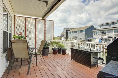 Built in 2007 this two-story waterfront residence in the Shore - photo 33