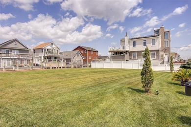 Built in 2007 this two-story waterfront residence in the Shore - photo 35
