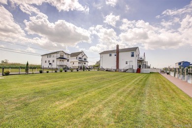 Built in 2007 this two-story waterfront residence in the Shore - photo 36