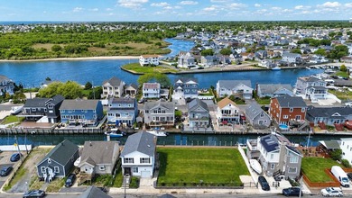Built in 2007 this two-story waterfront residence in the Shore - photo 37