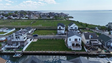 Built in 2007 this two-story waterfront residence in the Shore - photo 38