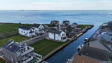 Built in 2007 this two-story waterfront residence in the Shore - photo 40