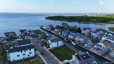 Built in 2007 this two-story waterfront residence in the Shore - photo 41