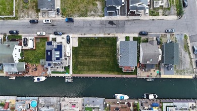 Built in 2007 this two-story waterfront residence in the Shore - photo 42