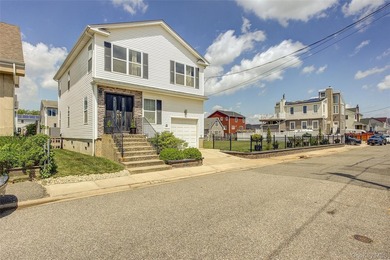 Built in 2007 this two-story waterfront residence in the Shore - photo 43