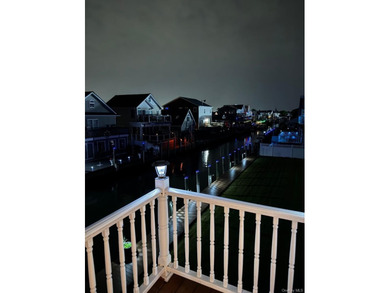 Built in 2007 this two-story waterfront residence in the Shore - photo 44