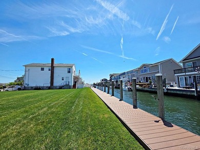 Built in 2007 this two-story waterfront residence in the Shore - photo 50