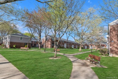 Tranquil living at the Bell Park Gardens-Oakland Gardens gem! - photo 2