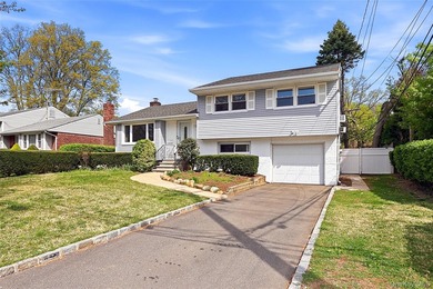 Spacious and well-maintained home offering an open and inviting - photo 1