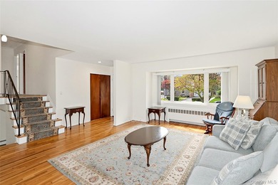 Spacious and well-maintained home offering an open and inviting - photo 9