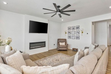 Beautiful, trendy 1 yr old home with curb appeal and a fenced - photo 8
