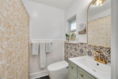 Welcome to this beautifully renovated 4-bedroom, 3-bath home in - photo 31