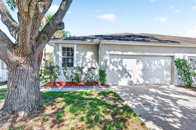 Welcome to this duplex w/soaring ceilings in the gated community - photo 1
