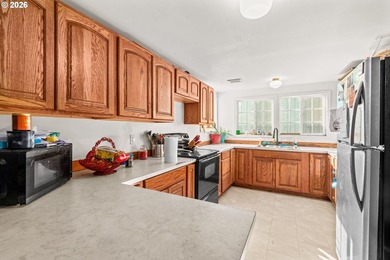 Versatile one-level property in Gardiner offering a rare - photo 5