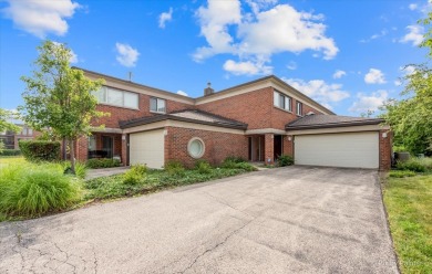 Lake Townhome/Townhouse Off Market in Deerfield, Illinois