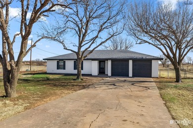 Reduced and move in ready! Beautifully, renovated country home - photo 1