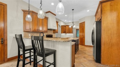 Exceptional custom-built home offering nearly 6,000 sq ft of - photo 15