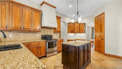 Exceptional custom-built home offering nearly 6,000 sq ft of - photo 17