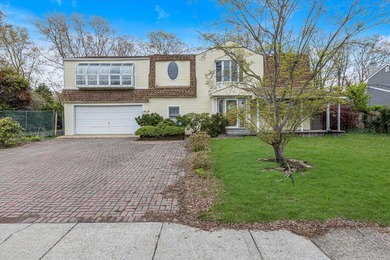 Welcome to 99 Wexford Dr, an expansive 3000 sq ft Colonial home - photo 2