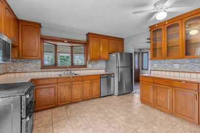 Welcome to 99 Wexford Dr, an expansive 3000 sq ft Colonial home - photo 4