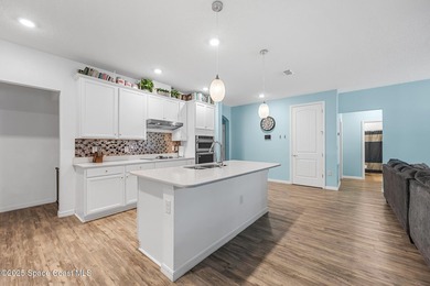 Welcome to this beautifully designed 4-bedroom, 2-bathroom home - photo 7