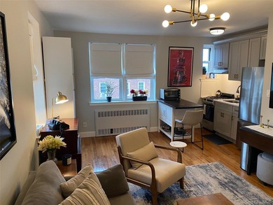 This stylish, move-in ready studio is located in the quiet - photo 9