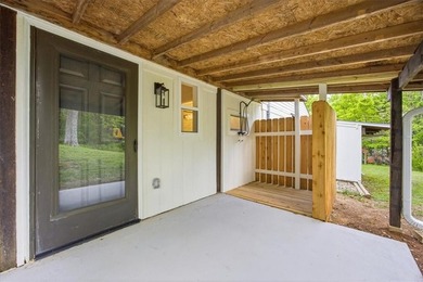 Fully renovated, this private 3bd/3ba lakeside ranch home, sits - photo 26