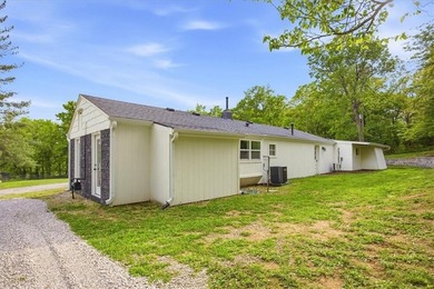 Fully renovated, this private 3bd/3ba lakeside ranch home, sits - photo 27