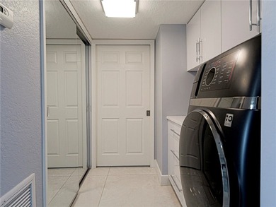 Beautifully renovated with stunning white tile, freshly painted - photo 22