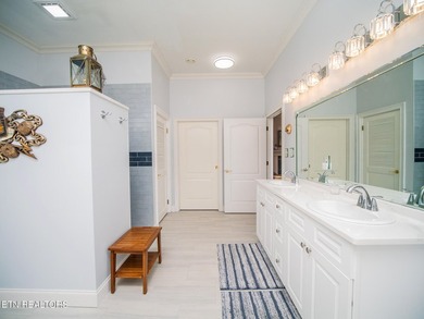 Experience Luxury Living at its finest in this exceptional Golf - photo 16