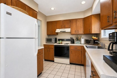 A 2-bedroom, 2-bath townhouse condo in Wantagh with 1,248 sq ft - photo 13