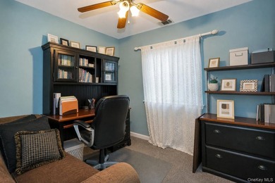 A 2-bedroom, 2-bath townhouse condo in Wantagh with 1,248 sq ft - photo 14
